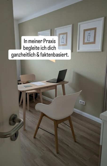 Bild vom Praxisraum mit Tisch und Stuhl